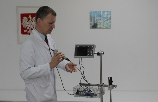 Doktor Wojciech Chlebny demonstruje na czym polegają badania fiberoskopem.