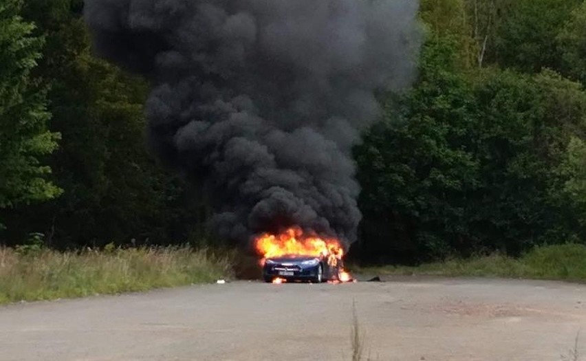 Samochód Tesla spłonął na Dolnym Śląsku [ZDJĘCIA]