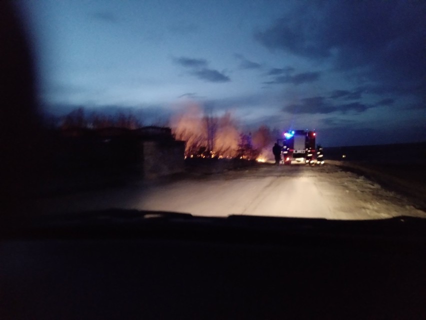 W okolicach Woli Zgłobieńskiej trwa akcja gaszenia płonących...