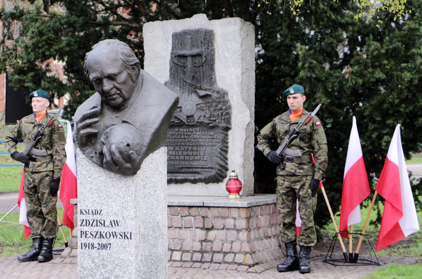 Wśród ofiar masowych mordów, których 77 lat temu w  Katyniu,...