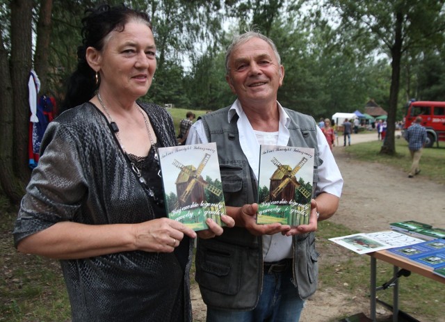 Kowalanie Antoni Benedykt Łukaszewicz i jego żona Halina z najnowszą książką zatytułowaną „Kujawskie legendy, gawędy i gadki”, wydaną przez włocławską drukarnię „Expol”