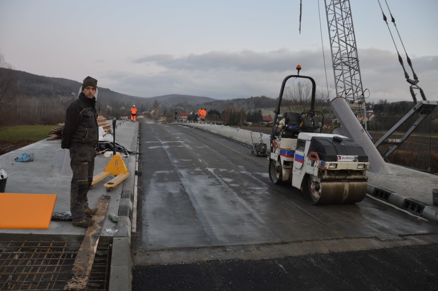 Kamyk. Nowy most na Stradomce prawie gotowy, drogowcy położyli asfalt. Kiedy zostanie oddany? [ZDJĘCIA]