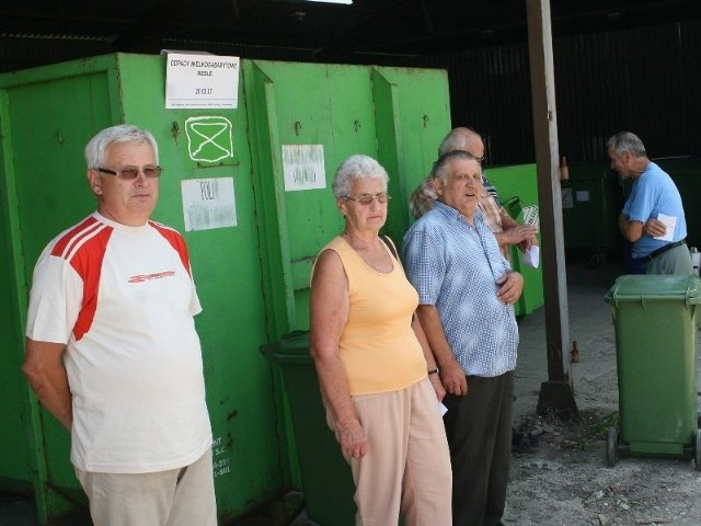 Zdenerwowani mieszkańcy Tarnobrzega musieli blisko półtorej godziny czekać na wydanie im kubłów na śmieci.