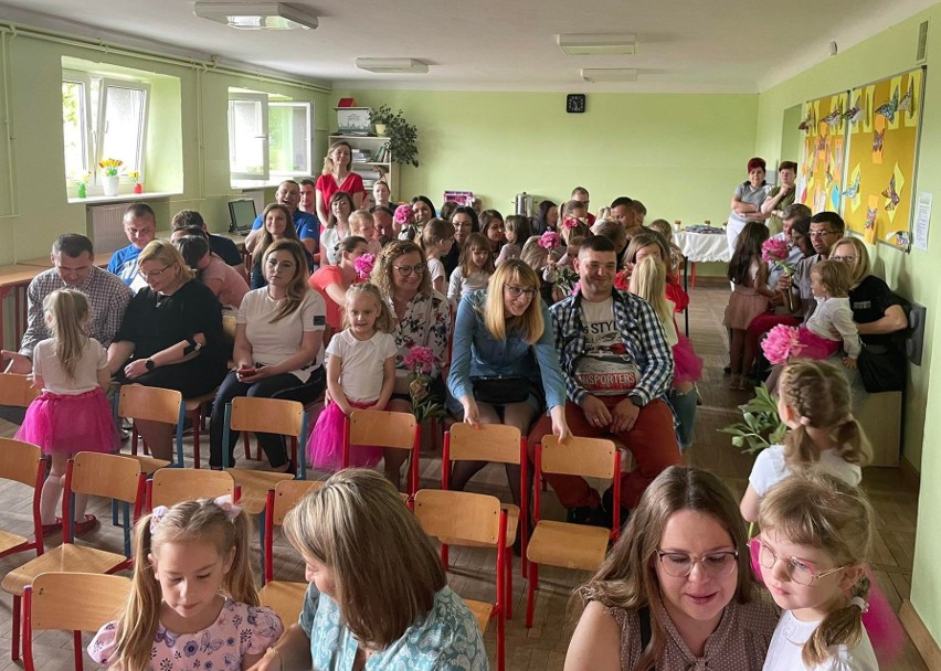 Dzień Mamy i Taty w przedszkolu w Lewiczynie w gminie Belsk Duży. Zobacz zdjęcia