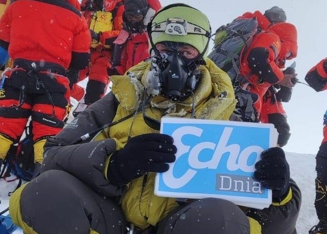 Karol Adamski i logo Echa Dnia na szczycie Mount Everestu. Więcej na kolejnych zdjęciach