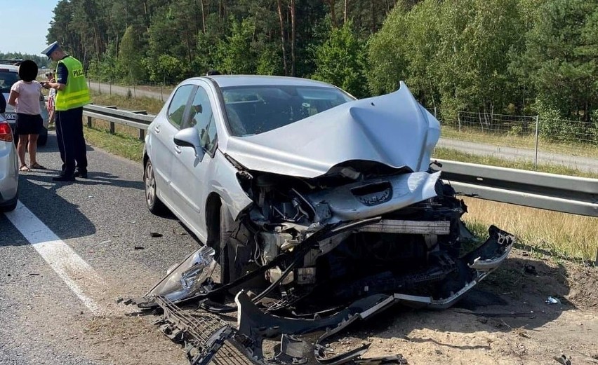 Wypadek na S8 w Ślubowie w kierunku Warszawy. Samochód uderzył w bariery. 19.08.2022