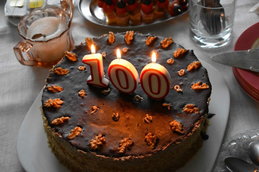 Setne urodziny pani Walerii. Mieszkanka Opatowca jest fanką... krzyżówek. Był tort, lampka szampana i gromkie „200 lat”. Zobaczcie zdjęcia