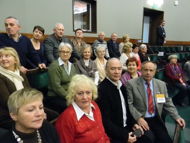 Większość seniorów po raz pierwszy miała okazję zasiąść w Sali Posiedzeń Sejmu. Poseł Mirosław Pluta w środku.