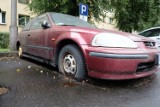 Porzucony samochód na parkingu przy Sukiennej w Białymstoku prawie wrósł w ziemię (zdjęcia)