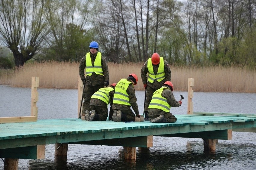 Saperzy z Dęblina budują molo na Jeziorze Czaple w Sieciechowie