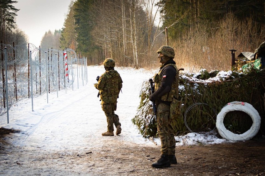 Polskie patrole na granicy ponownie zostały obrzucone kamieniami i kłodami drzewa