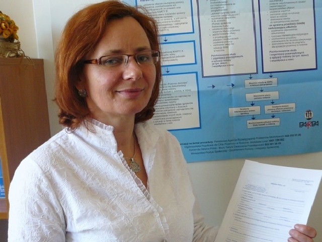 Katarzyna Modrzejewska: - Osobom doświadczającym przemocy zakładamy taką niebieską kartę