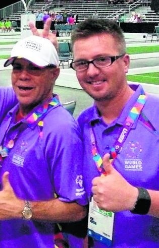 Tomasz Bandrowicz (nz. z prawej) jako sędzia główny podczas Igrzysk Letnich Olimpiad Specjalnych w Los Angeles w USA.