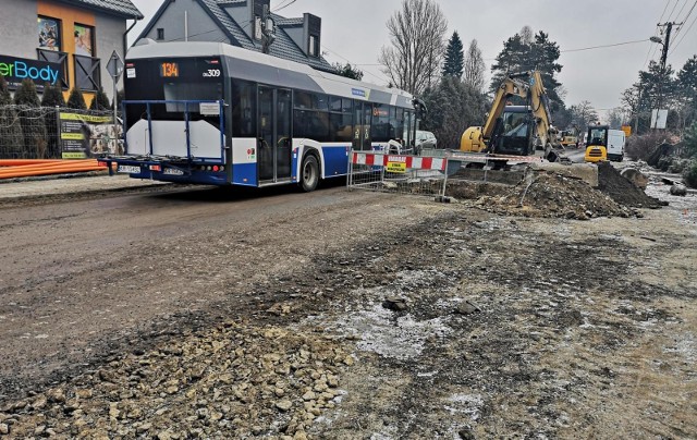 Z powodu katastrofalnego stanu nawierzchni na remontowanej ul. Królowej Jadwigi wycofano kursy autobusów komunikacji miejskiej. Mieszkańcy Woli Justowskiej są oburzeni takim prowadzeniem prac i organizacją komunikacji. A tak ulica wyglądała w środę, zobacz na kolejnych slajdach >>>