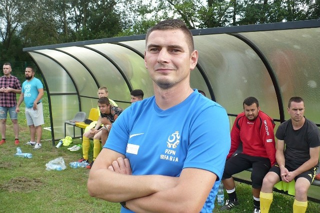 Trener Czarnych Połaniec Piotr Mazurkiewicz ma powody do satysfakcji, bo jego zespół jest wiceliderem czwartej ligi