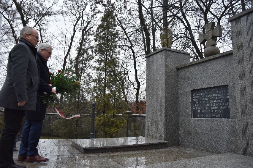 Starosta Leszek Bizoń wspólnie z przewodniczącym Rady...