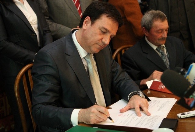 Zbigniew Kawecki w imieniu spółki podpisał w ratuszu umowę.
