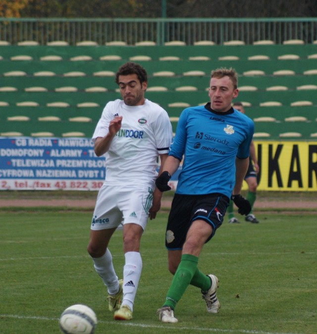 Rossi Leandro (z lewej) strzelec pierwszego gola dla Radomiaka w meczu z Wartą w Sieradzu.