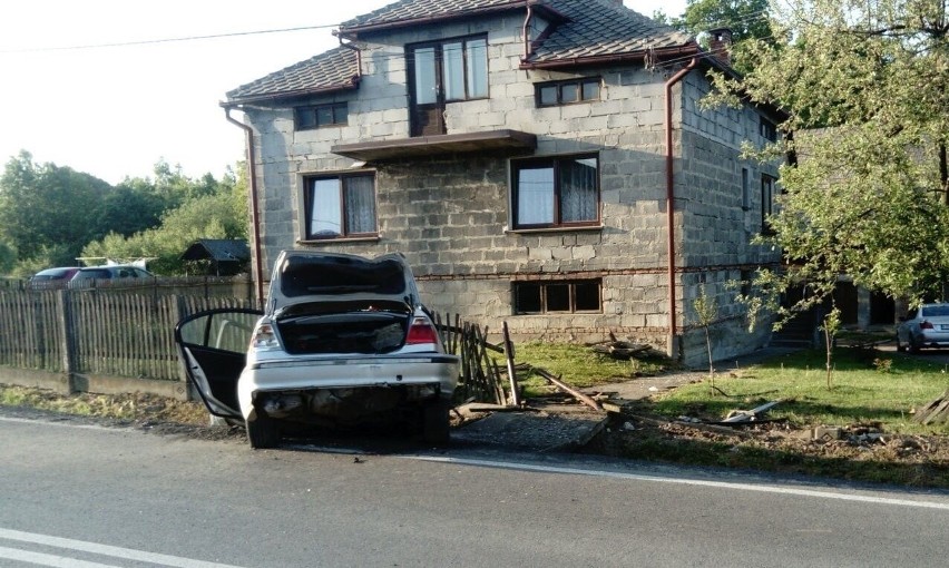 Nietrzeźwy kierowca uszkodził ogrodzenie posesji w Osieku – teraz za swój czyn odpowie przed sądem 