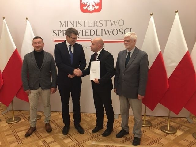 Po podpisaniu umowy gratulacje składają sobie poseł Marcin Warchoł i starosta Robert Bednarz