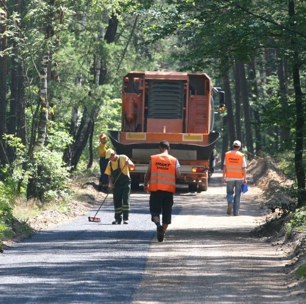 W lesie komunalnym na Stadionie w Kielcach powstaje droga potrzebna do funkcjonowania miasteczka.