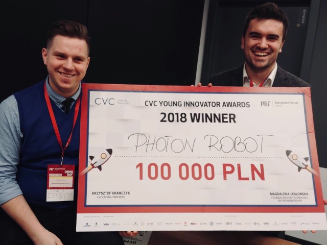 Marcin Joka i Michał Grześ z Photon Entertainment z dowodem na najwyższą wygraną w konkursie CVC Young Innovator Awards.