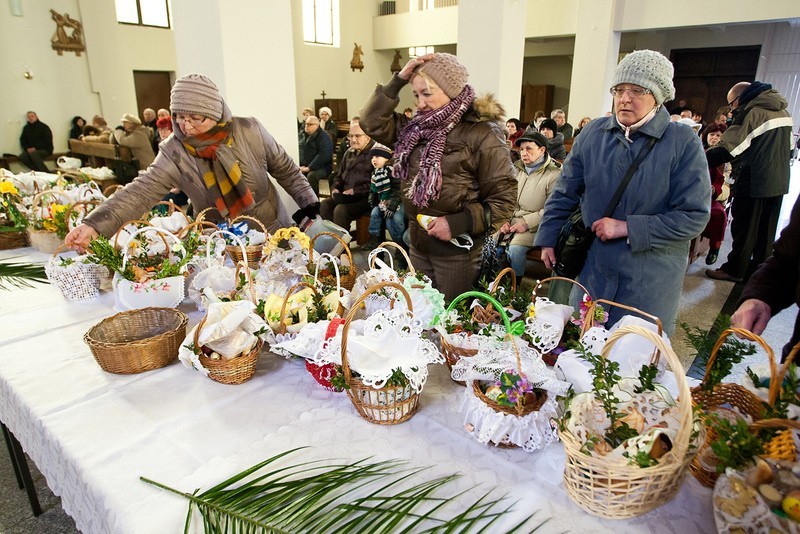 Święcenie pokarmów. Parafia św. Rodziny przy ul. Grottgera w Słupsku