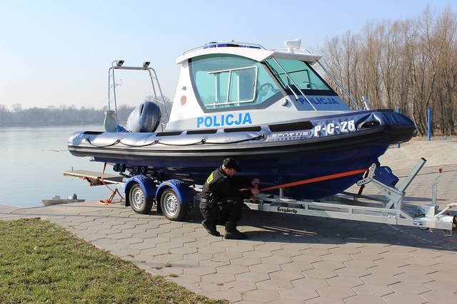 Nowa łódź pomoże policjantom dbać o bezpieczeństwo nad wodą