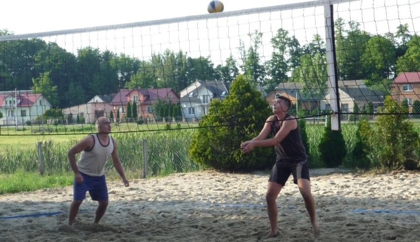 Wakacyjny turniej siatkówki plażowej rozegrano w...