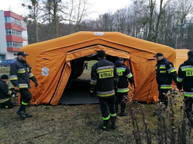 Ćwiczenia straży pożarnej pod kątem zagrożenia epidemiologicznego i wsparcia placówek zakaźnych w Trójmieście.