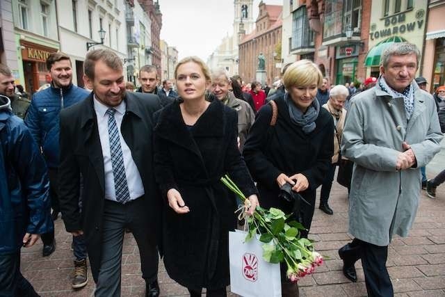 Liderce Zjednoczonej Lewicy Barbarze Nowackiej w spacerze po starówce towarzyszyli kandydaci do sejmu z okręgu toruńsko-włocławskiego