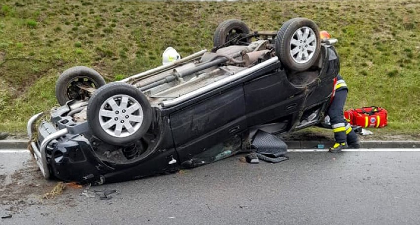 Wypadek na drodze krajowej 25, 5.04.2021. Samochód dachował, kierowcy nic się nie stało. Zdjęcia