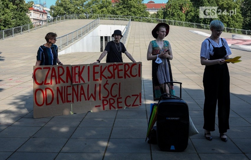 Protest na placu Solidarności w Szczecinie przeciw...