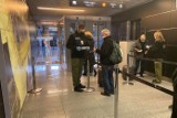 Pasażerka lotniska we Wrocławiu z podejrzanym paszportem covidowym. Kara za sfałszowane zaświadczenie może być dotkliwa