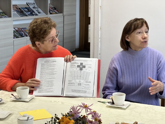 Teresa Kacprzak (z lewej), córka Włodzimierza Czernuszyca, pokazuje kopie dokumentów, jakie zostały po ojcu - żołnierzu