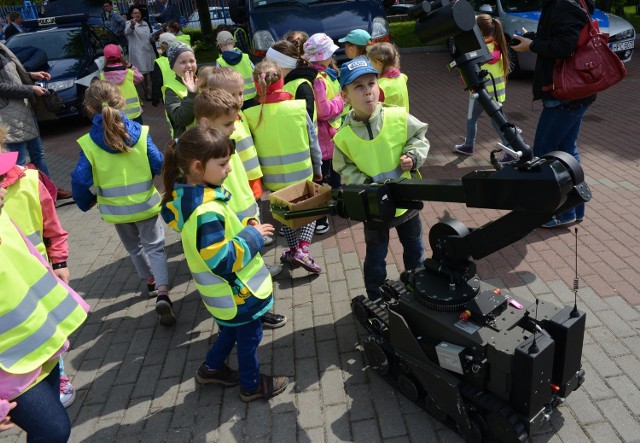 policjanci zorganizowali pokazy dla ludności z okazji rocznicy UEpolicjanci zorganizowali pokazy dla ludności z okazji rocznicy UE