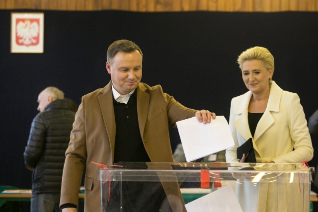 Prezydent Andrzej Duda zarządził wybory do Sejmu i Senatu na 13 października 2019 roku. Na zdjęciu: prezydent z żoną Agatą Kornhauser-Dudą podczas ubiegłorocznego głosowania w wyborach samorządowych