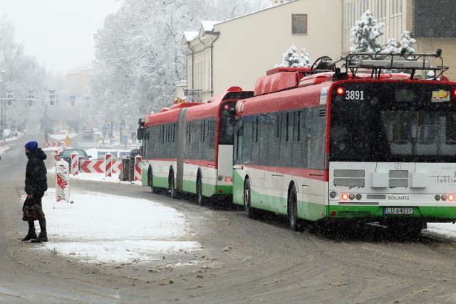 Z powodu trudnych warunków na drogach, we wtorek od rana pojawiają się informacje o odwołanych kursach autobusów