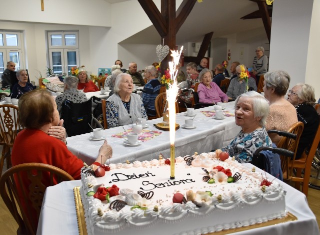 W mieszkaniu chronionym seniorzy żyją samodzielnie, ze wsparciem opiekuna. Opieka w DPS jest całodobowa