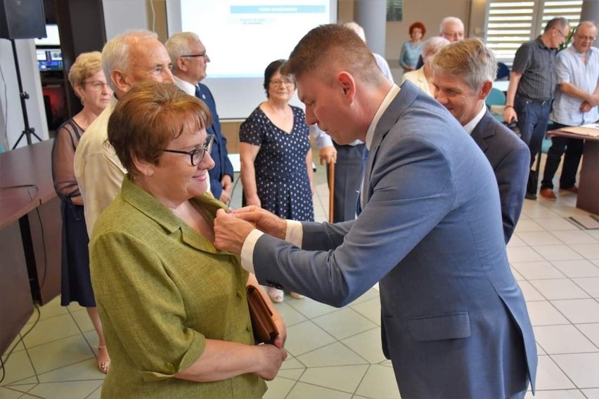 Burmistrz Włodawy wręczył medale za wieloletnie pożycie małżeńskie. Zobacz zdjęcia