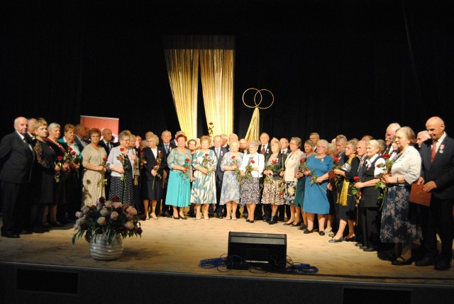 Gala Złotych Godów par małżeńskich z gminy Włoszczowa odbyła się we włoszczowskim Domu Kultury. Więcej na następnych zdjęciach >>>