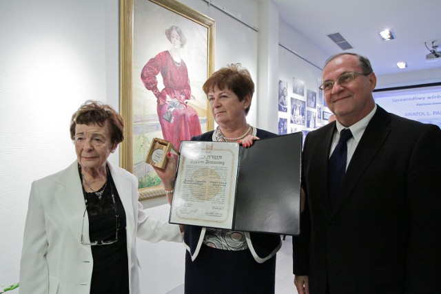Lili Thau (od lewej) ocalił ojciec Marii Hołubowicz (w środku)