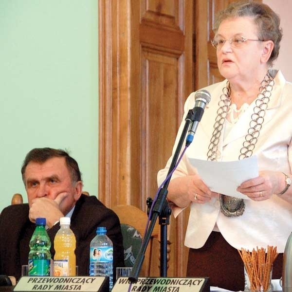 Antoni Wojewoda (z lewej) grał w koalicyjnej drużynie, która powołała Janinę Sadowską (na zdjęciu) na przewodniczącą Rady Miasta. Teraz, gdy Sadowiska została odwołana, jest w nowej koalicji.