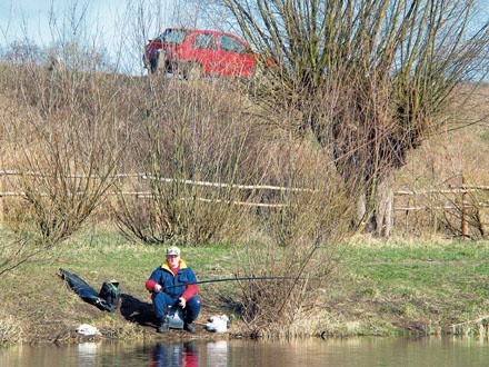 Jarosław Łyczewski wykorzystuje każdą okazję, by pojawić się z wędką nad wodą. Najczęściej jeździ na kanały do Santoka.