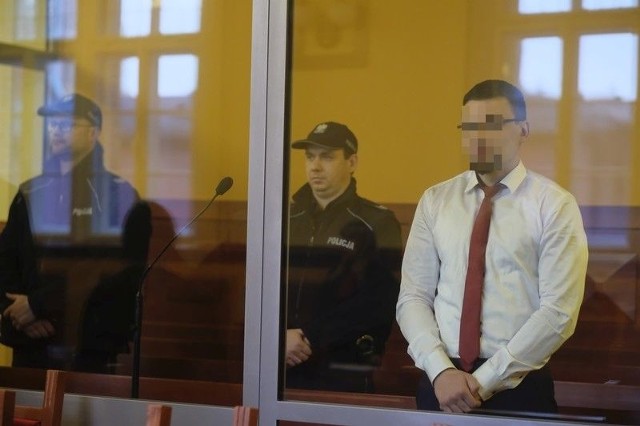 11 lat więzienia - to kara dla zalewie 20-letniego Miłosza P., którego sąd uznał dziś winnym zabójstwa mężczyzny przy ul. Chełmińskiej w Toruniu. Do tragedii doszło w Wielkanoc 2017 roku. W ocenie sądu, zamordowany mężczyzna przyczynił się do zdarzenia.11 lat więzienia to kara łączna za zabójstwo nożem Radosława S., a także świadomy udział w bójce, w trakcie której ucierpiał kolega zamordowanego i za posiadanie marihuany. Dwudziestolatek ma też zapłacić po 30 tysięcy zł zadośćuczynienia siostrze i narzeczonej zmarłego. Gdy sędzia Wojciech Pruss ogłaszał dziś (28.12) wyrok w Sądzie Okręgowym w Toruniu, ojciec Miłosza P. ostentacyjnie wyszedł z sali i z hukiem trzasnął drzwiami. Czyżby do końca liczył na uniewinnienie syna?Tekst: Małgorzata Oberlan>>>> WIĘCEJ NA KOLEJNYCH STRONACHZobacz też:Pożar w "Werandzie". Kto rozpozna podpalacza?NowosciTorun