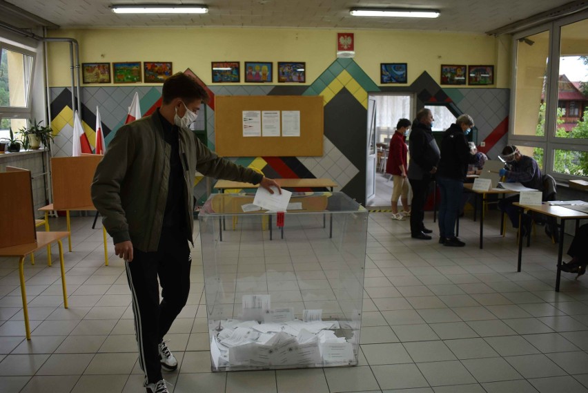 Wybory w Zakopanem. Przed lokalami ustawiały się długie kolejki 