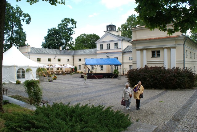 Instruktorzy i przewodnicy PTTK będą nocowali w tym hotelu na terenie zespołu parkowo-pałacowego w Lubostroniu