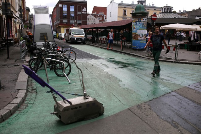 Zielona farba z ulic wokół pl. Nowego jest usuwana wodą pod wysokim ciśnieniem dzięki specjalnej maszynie