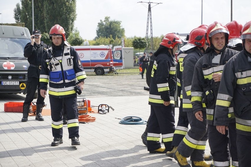 Pożar samochodu na salonie obronnym w Kielcach. Strażacy w brawurowej akcji!