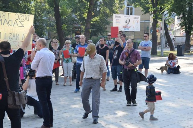 Mieszkańcy miasta i Skawiński Alarm Smogowy wiele razy zbierali się, aby protestować przeciwko szkodliwym emisjom